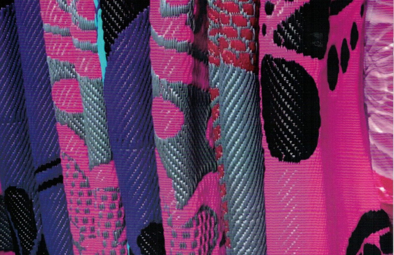 Colourful plastic beach mats with jacquard-woven patterns